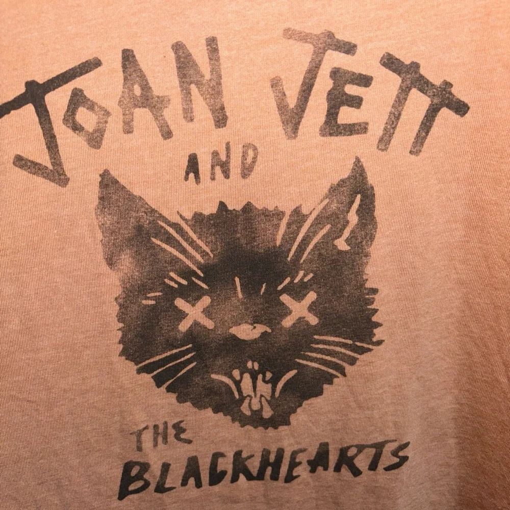 Lucky Brand Joan Jett Cat Graphic Tee in Pale Coral. Size M. 18”ptp. NWT - Picture 4 of 6